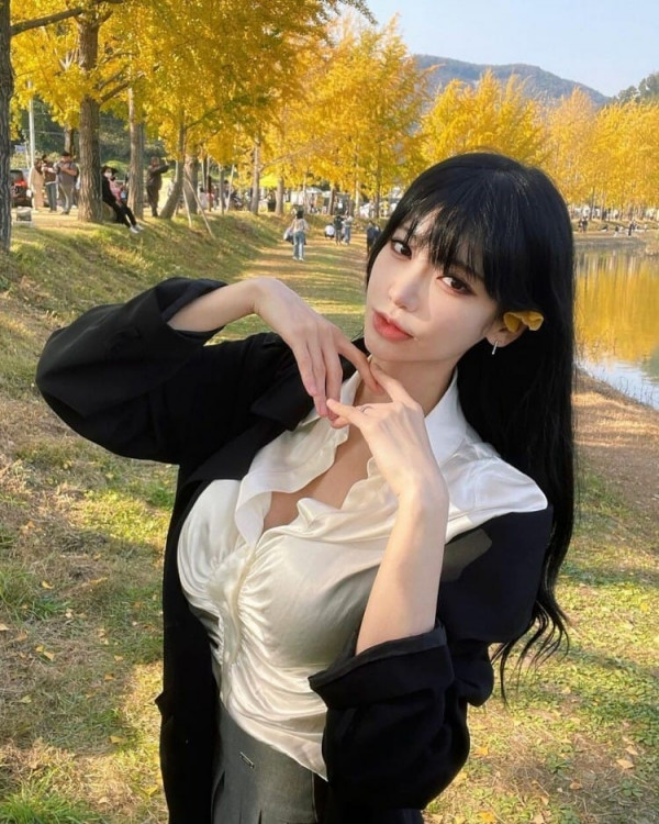 유혹하는  DJ 겸 모델 박로아 화보 촬영 및 인스타 수영복 흰티 묵직한 가슴