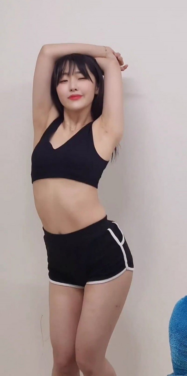 뜨거운  00년생 bj 쭈루리 스포츠 브라 돌핀팬츠