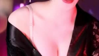 심쿵주의  컨셉 분위기가 쩌는 한갱 흘러내린 어깨선 가슴골