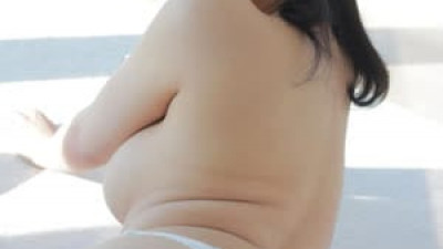 유혹하는  에디린 침대위 상의 탈의 세미누드