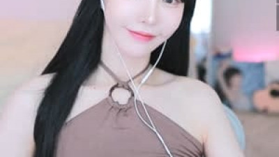 오지는 스트리머 겨우디 절개 의상 가슴골