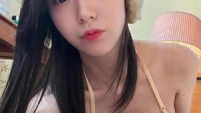 걍은꼴  다 주시는 쏘블리 이소영 마이크로 비키니 숙인 가슴골 셀카