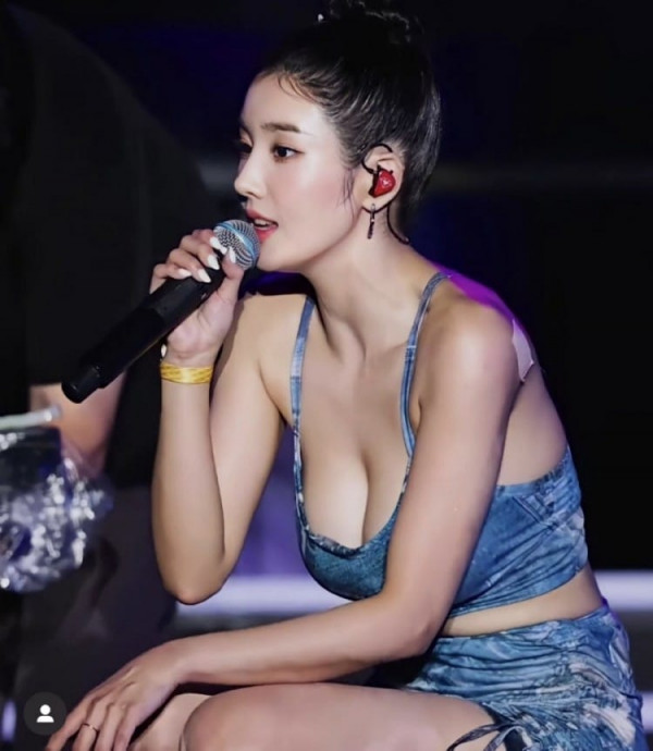 걍은꼴  생수 흘리는 권은비 가슴 말랑 감촉