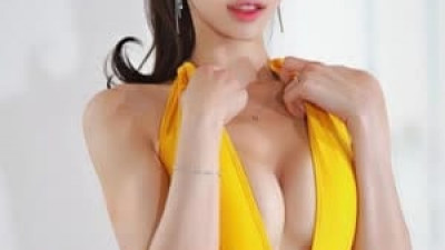 사랑스러운  레이싱 모델 유리안 노란 모노키니 팔로 모은 가슴골